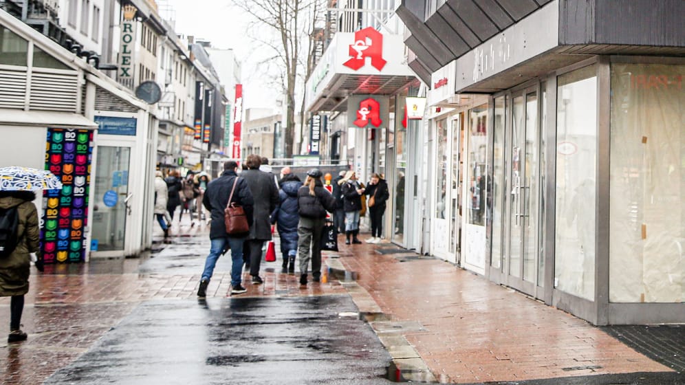 Leerstehendes Geschäft in einer deutschen Fußgängerzone: Die Innenstadt, wie wir sie kennen, ändert sich derzeit gründlich.