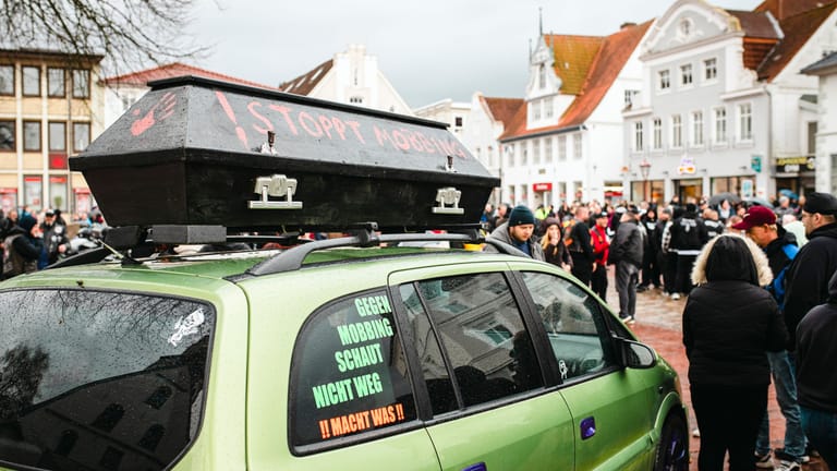 Wagen der "Autofreunde Nordseeküste": Auf dem Dach ist ein Sarg befestigt.