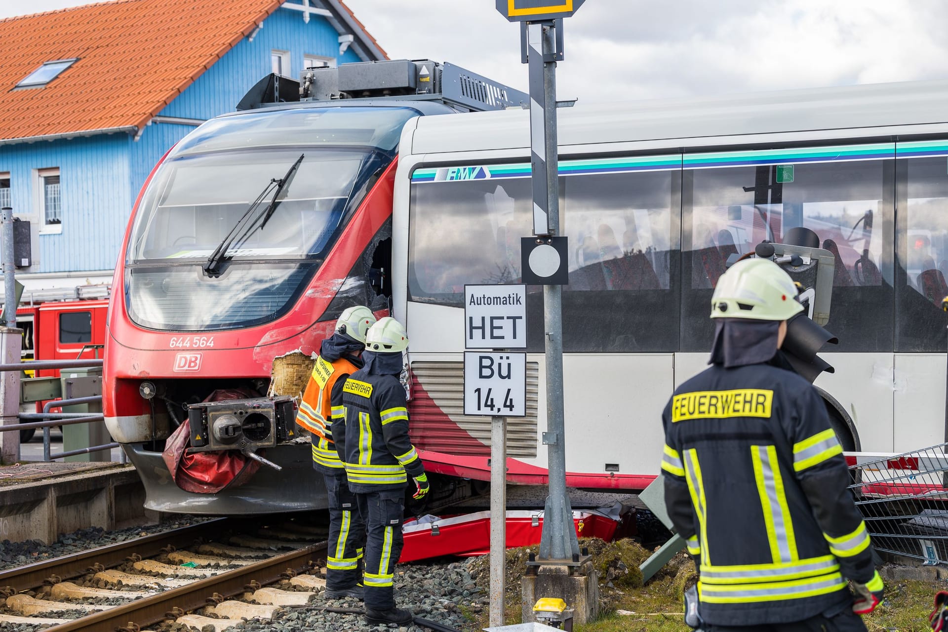 Unfall in Neu-Anspach: Ein anfahrender Zug der Taunusbahn kollidierte anschließend mit dem Heck des Busses.