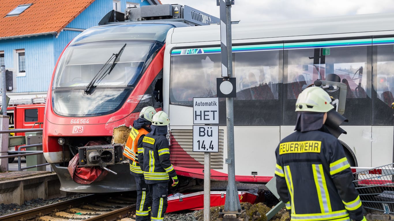 Unfall in Neu-Anspach: Ein anfahrender Zug der Taunusbahn kollidierte anschließend mit dem Heck des Busses.