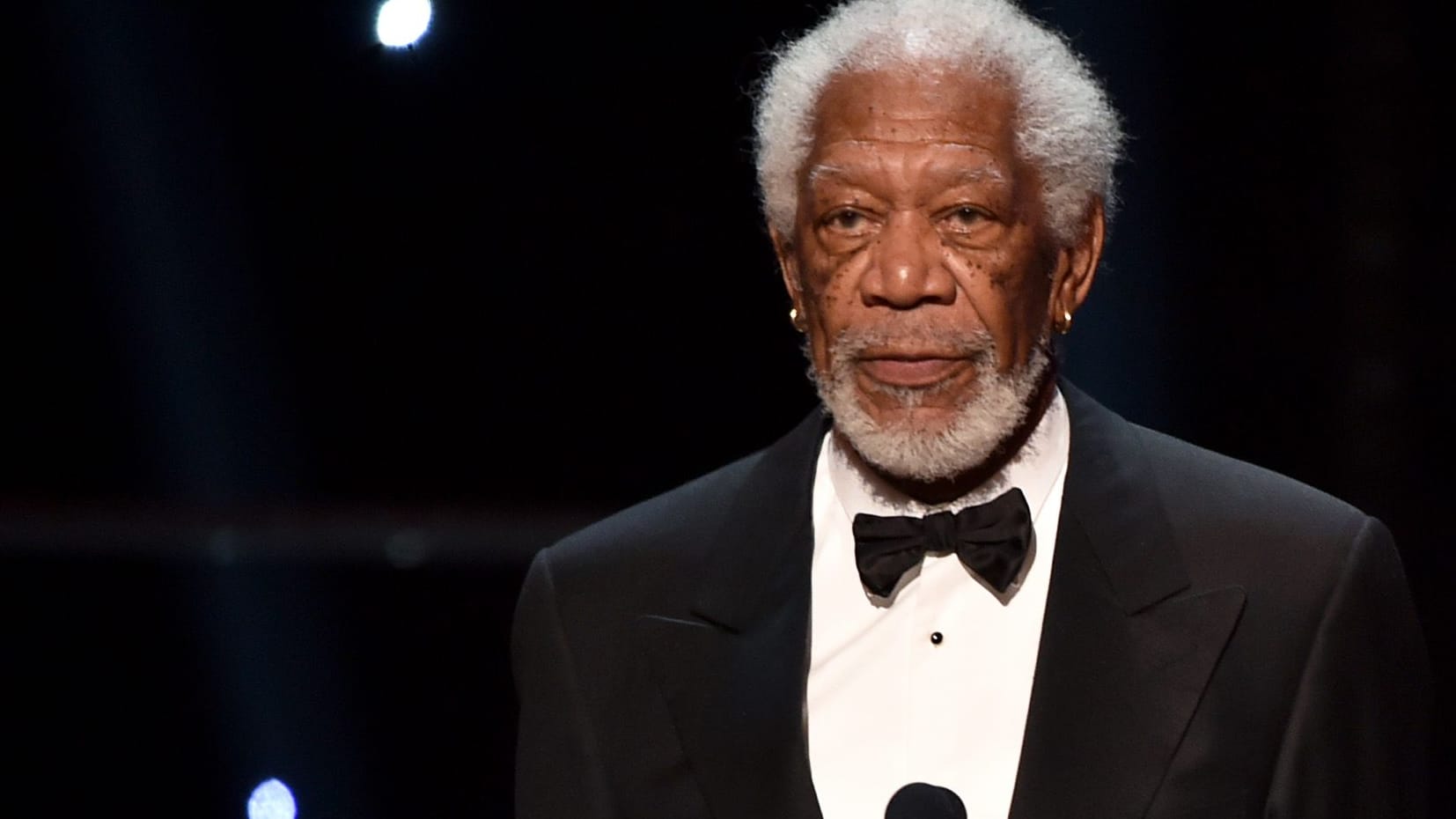 Morgan Freeman: Hinter seiner behandschuhten Hand steckt eine medizinische Ursache.