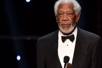 Morgan Freeman: Hinter seiner behandschuhten Hand steckt eine medizinische Ursache.