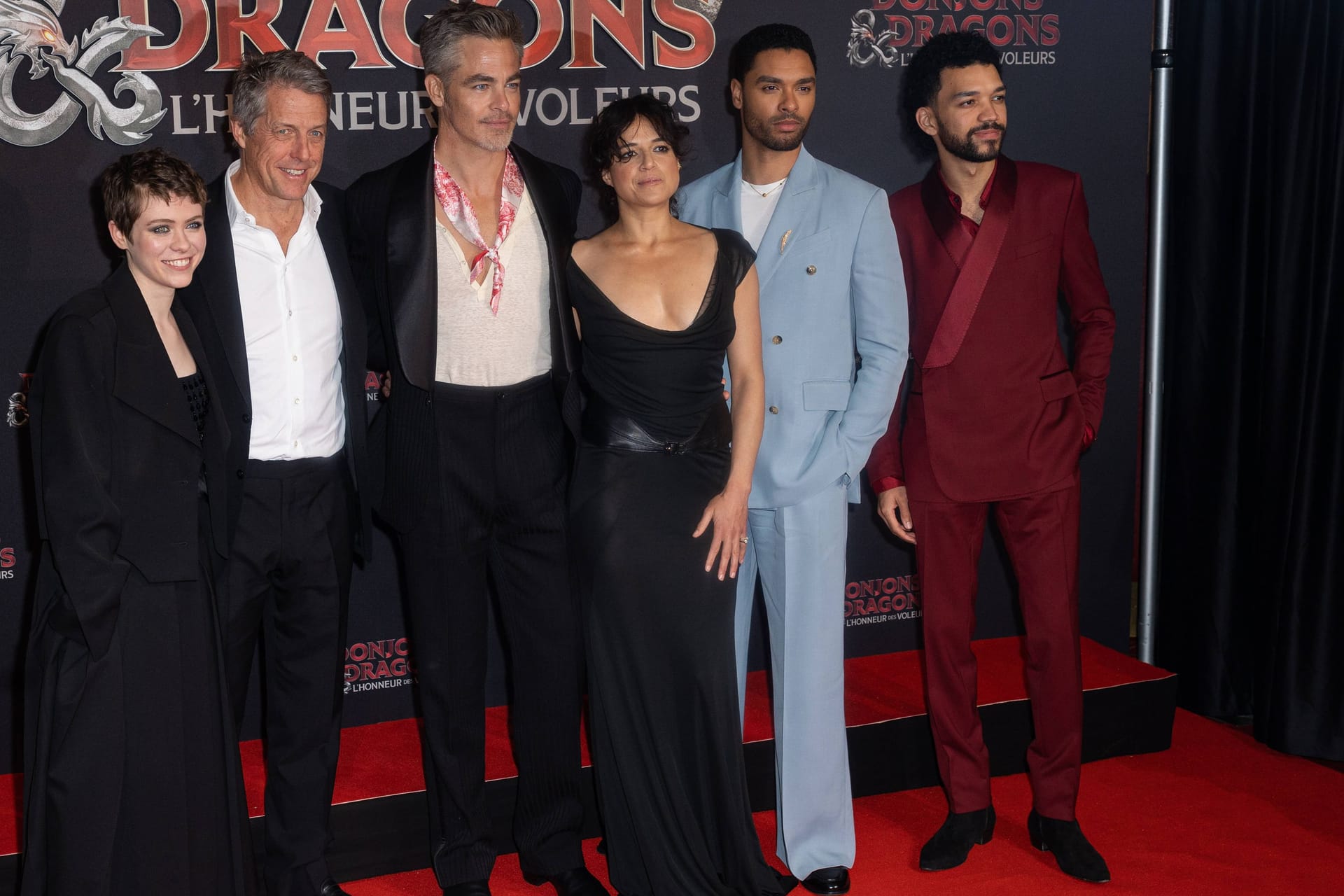 Der "Dungeons & Dragons"-Cast in Paris (v.l.): Sophia Lillis, Hugh Grant, Chris Pine, Michelle Rodríguez, Regé-Jean Page und Justice Smith.