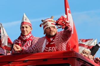 Kölns Sportchef Christian Keller (links) und Trainer Steffen Baumgart beim Rosenmontagszug (Archivbild): Keller kann sich vorstellen, dass Baumgart lange beim FC bleibt, sagte er im Doppelpass.