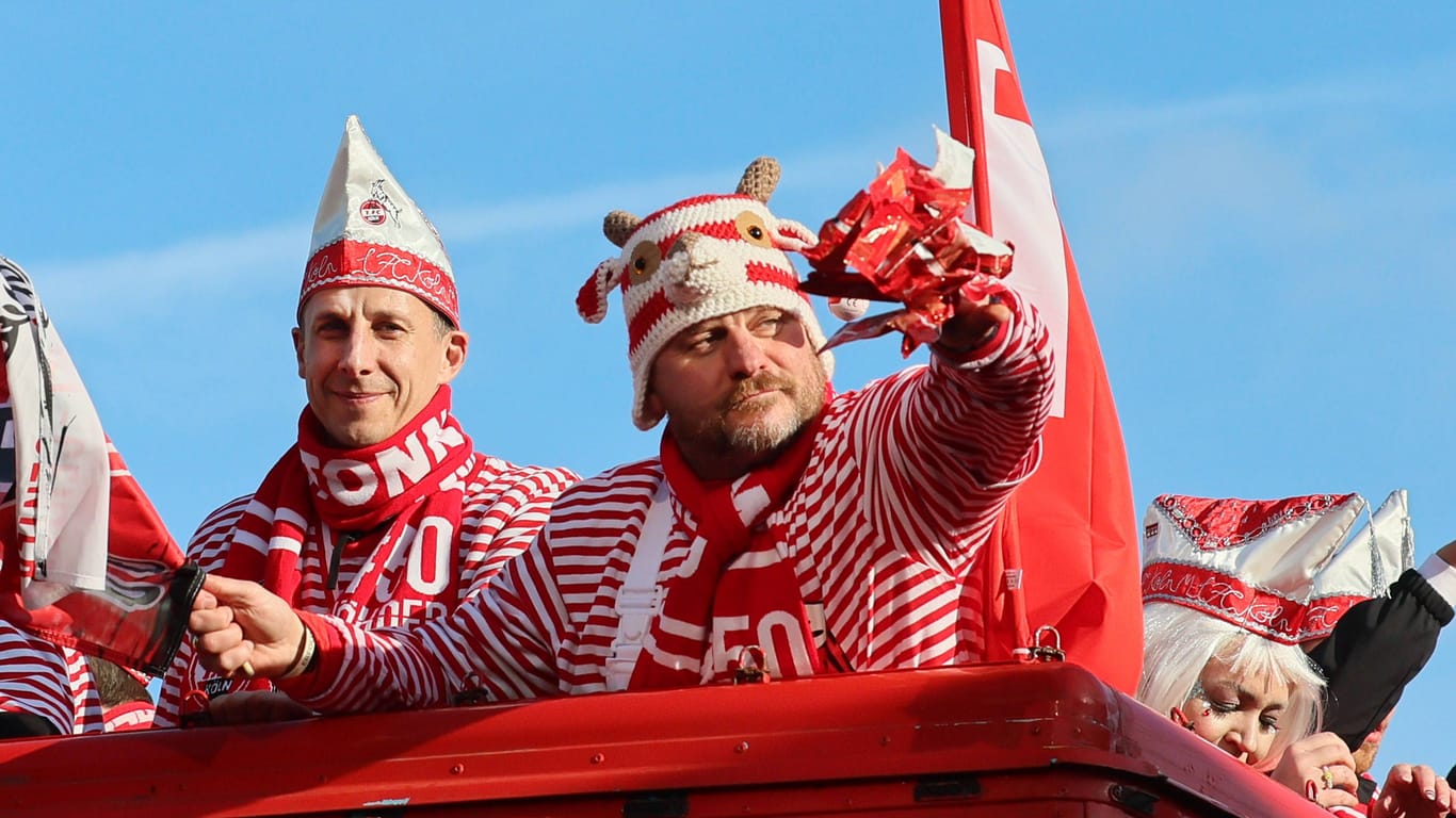 Kölns Sportchef Christian Keller (links) und Trainer Steffen Baumgart beim Rosenmontagszug (Archivbild): Keller kann sich vorstellen, dass Baumgart lange beim FC bleibt, sagte er im Doppelpass.