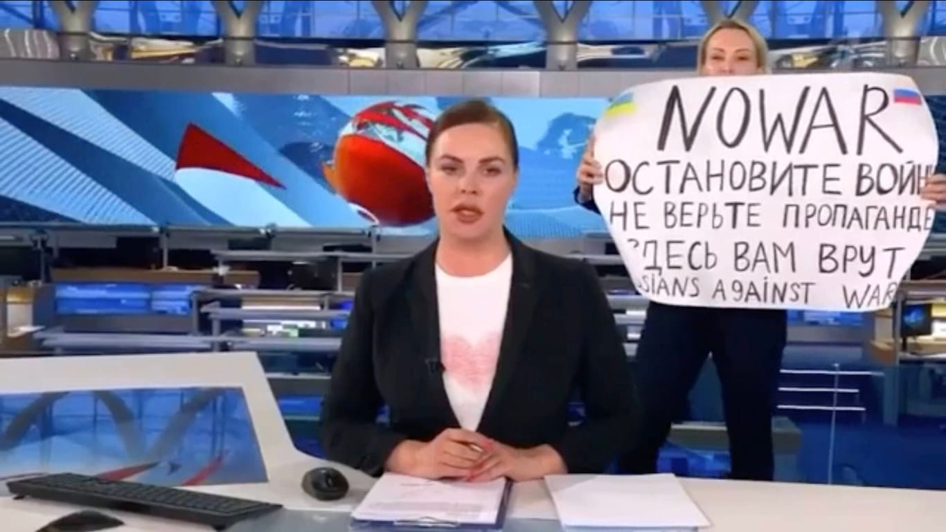 Marina Owsjannikowa im russischen Staatsfernsehen: Am 14. März 2022 lief Owsjannikowa während eines Beitrags über die Invasion in der Ukraine in den Hauptnachrichten mit einem Plakat ins Studio.