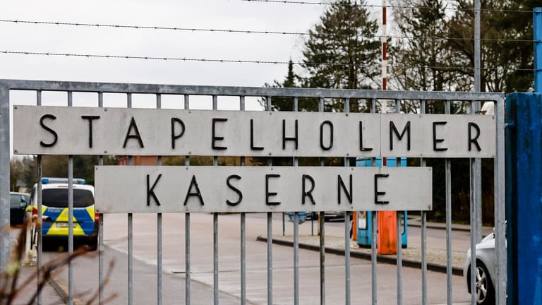 "Stapelholmer Kaserne": In der ehemaligen Bundeswehrkaserne leben derzeit mehr Flüchtlinge als das Dorf Einwohner zählt.