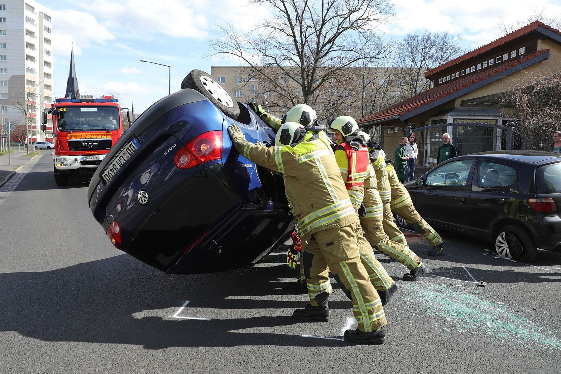 Am 22.03.2023 kam es gegen 12.20 Uhr auf der Zamenhofstraße zu einem Verkehrsunfall. Ein PKW VW Golf prallte auf einen geparkten PKW Toyota Yaris. Durch den Aufprall überschlug der Golf und blieb auf dem Dach liegen. Der Fahrer wurde verletzt und ins Krankenhaus eingeliefert. Bei dem Mann führte die Polizei einen Atemalkoholtest durch, welcher positiv ausfiel. Eine Blutentnahme wurde deshalb angeordnet. Die Zamenhofstraße war wegen des Unfalls gesperrt die Polizei ermittelt zur Unfallursache.