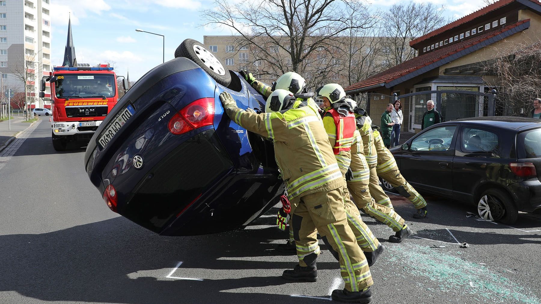 Am 22.03.2023 kam es gegen 12.20 Uhr auf der Zamenhofstraße zu einem Verkehrsunfall. Ein PKW VW Golf prallte auf einen geparkten PKW Toyota Yaris. Durch den Aufprall überschlug der Golf und blieb auf dem Dach liegen. Der Fahrer wurde verletzt und ins Krankenhaus eingeliefert. Bei dem Mann führte die Polizei einen Atemalkoholtest durch, welcher positiv ausfiel. Eine Blutentnahme wurde deshalb angeordnet. Die Zamenhofstraße war wegen des Unfalls gesperrt die Polizei ermittelt zur Unfallursache.