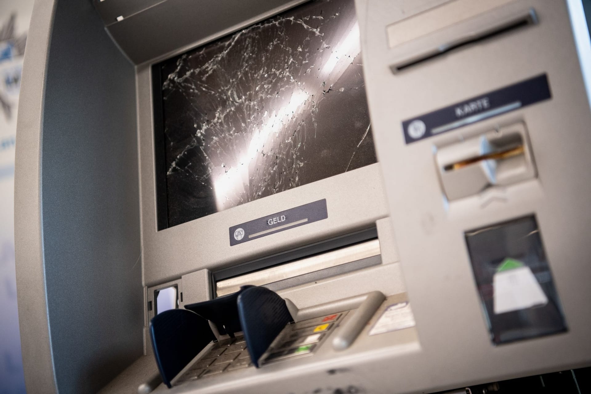 Ein gesprengter Geldautomat (Symbolbild): Im Stadtteil Kirchrode haben Unbekannte einen Geldautomaten zerstört.