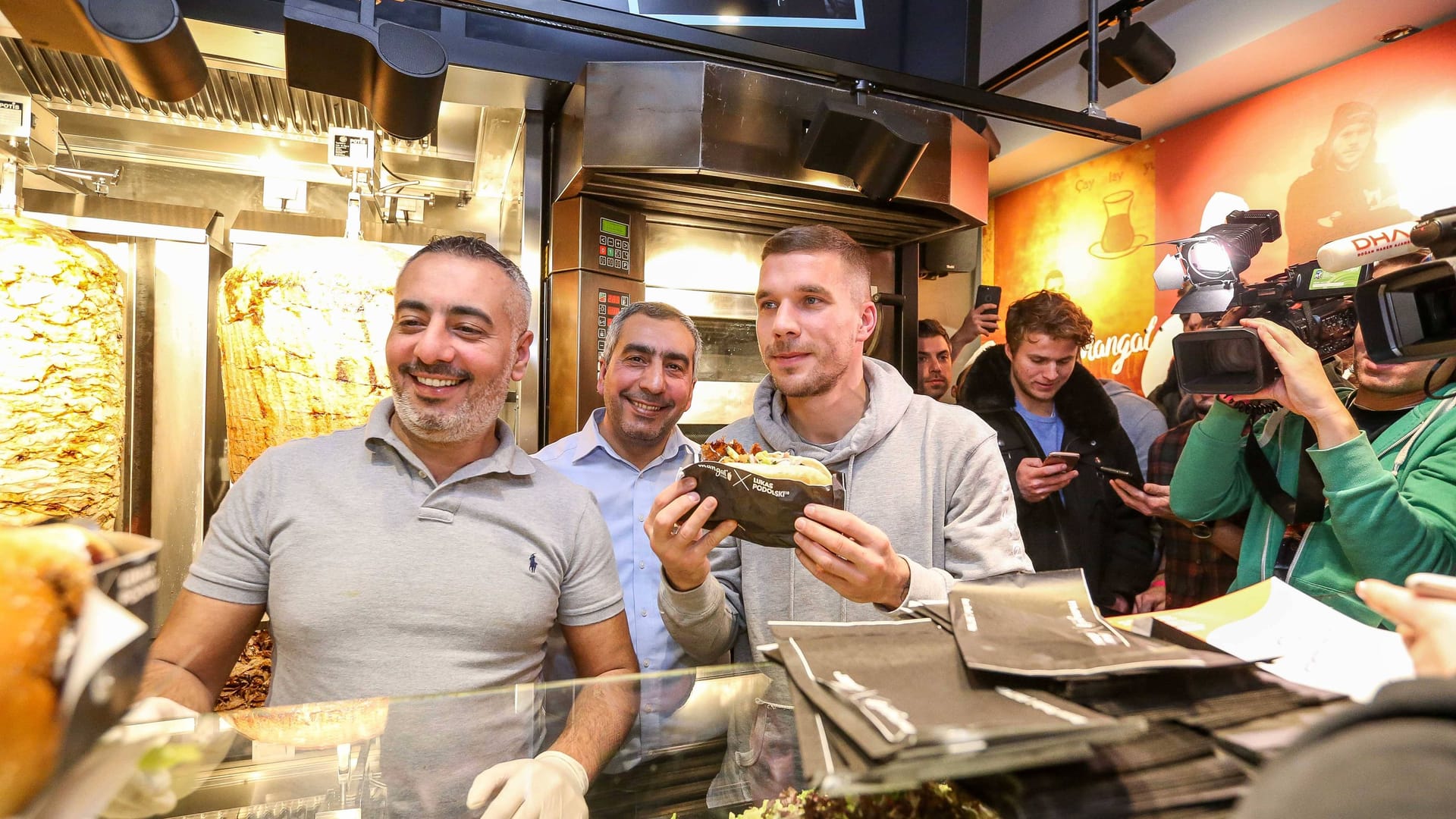 Mangal Döner Eröffnung mit Lukas Podolski (Archiv): Bei Facebook streiten User über die Pommes-Preise im Dönerladen.