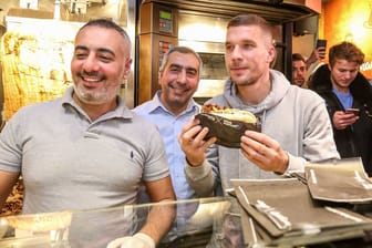 Mangal Döner Eröffnung mit Lukas Podolski (Archiv): Bei Facebook streiten User über die Pommes-Preise im Dönerladen.