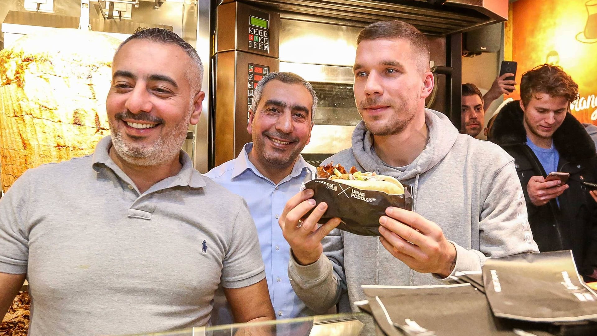 Mangal Döner Eröffnung mit Lukas Podolski (Archiv): Bei Facebook streiten User über die Pommes-Preise im Dönerladen. Mangal Döner Eröffnung mit Lukas Podolski (Archiv): Bei Facebook streiten User über die Pommes-Preise im Dönerladen.
