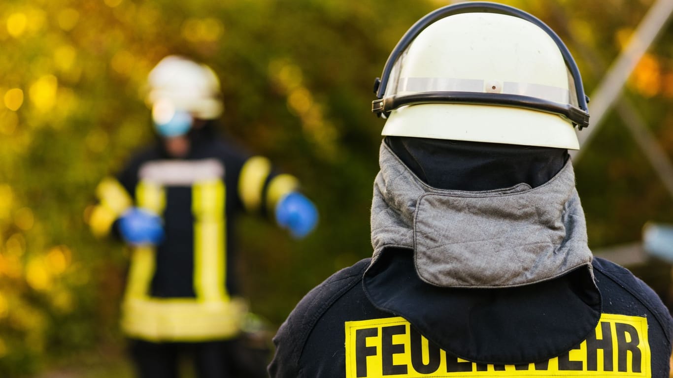Einsatzkräfte der Feuerwehr in Schutzkleidung: Im Landkreis Osterholz ist eine Scheune ausgebrannt.