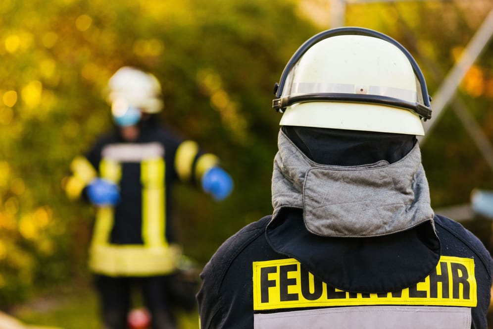 Einsatzkräfte der Feuerwehr in Schutzkleidung: Im Landkreis Osterholz ist eine Scheune ausgebrannt.