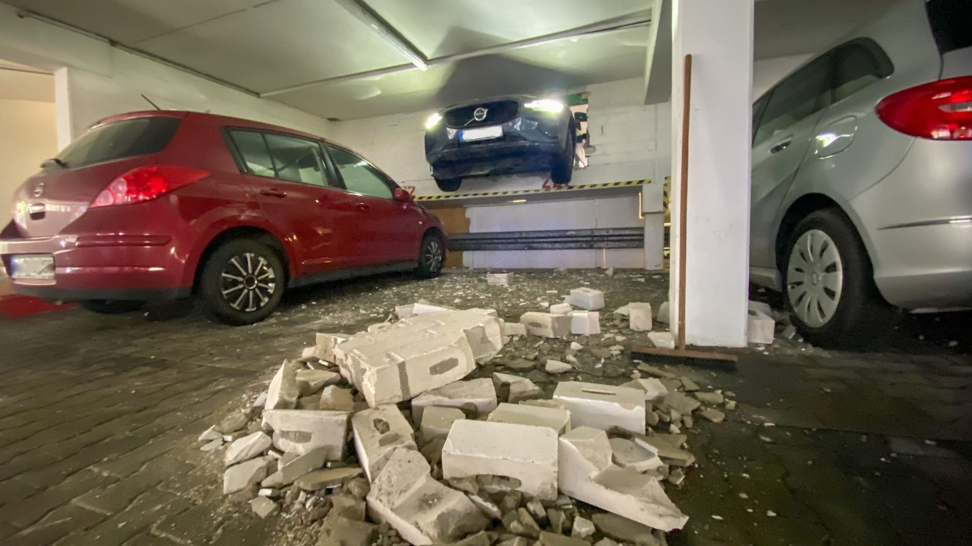 Ein Auto steckt in einer Wand: In einem Parkhaus in Goslar kam es zu dieser Szene.