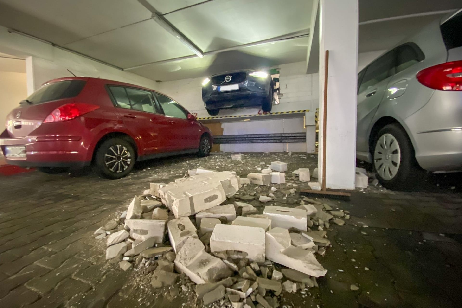 Ein Auto steckt in einer Wand: In einem Parkhaus in Goslar kam es zu dieser Szene.