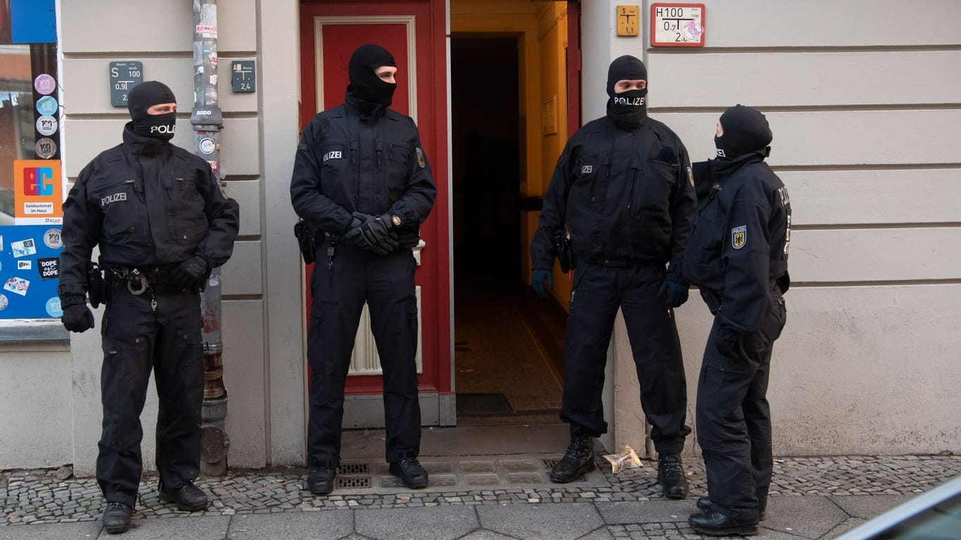 Polizei im Einsatz: Mehr als 20 Wohnungen und Büros vor allem in Berlin wurden am Mittwochmorgen durchsucht.