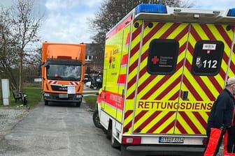 In Freiburg (Elbe) wurde ein 82-Jähriger von einem Lkw überfahren.