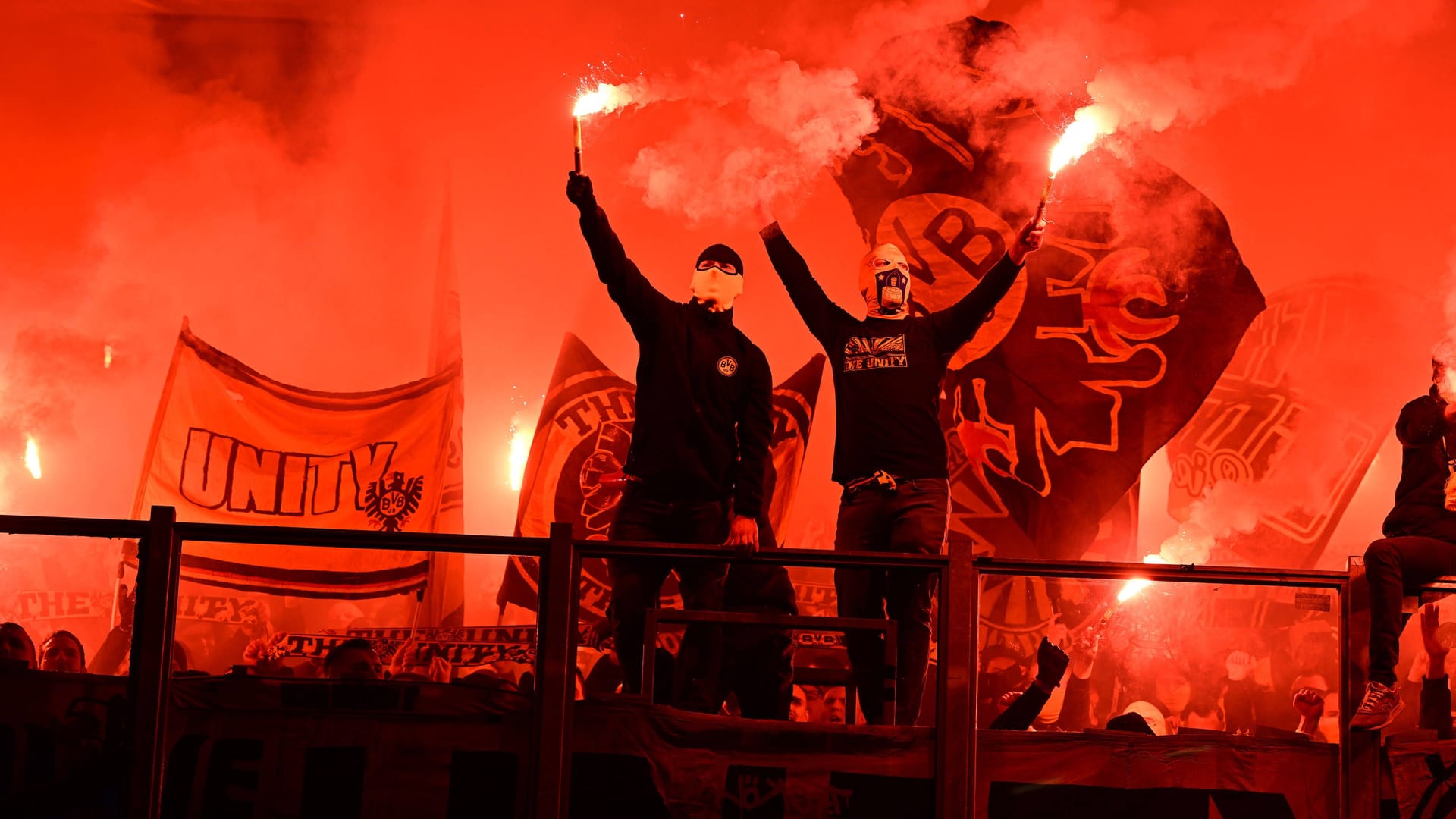 Danebenbenommen: Dortmunder Fans zünden während des Revierderbys Pyrotechnik. Auch auf den Rängen der Gastgeber rauchte es. Danebenbenommen: Dortmunder Fans zünden während des Revierderbys Pyrotechnik. Auch auf den Rängen der Gastgeber rauchte es.