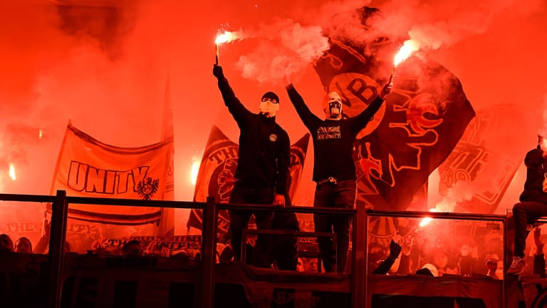 Danebenbenommen: Dortmunder Fans zünden während des Revierderbys Pyrotechnik. Auch auf den Rängen der Gastgeber rauchte es.