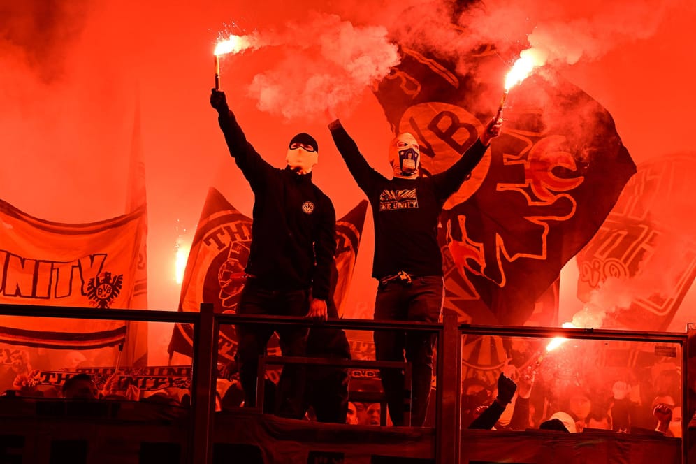 Danebenbenommen: Dortmunder Fans zünden während des Revierderbys Pyrotechnik. Auch auf den Rängen der Gastgeber rauchte es.