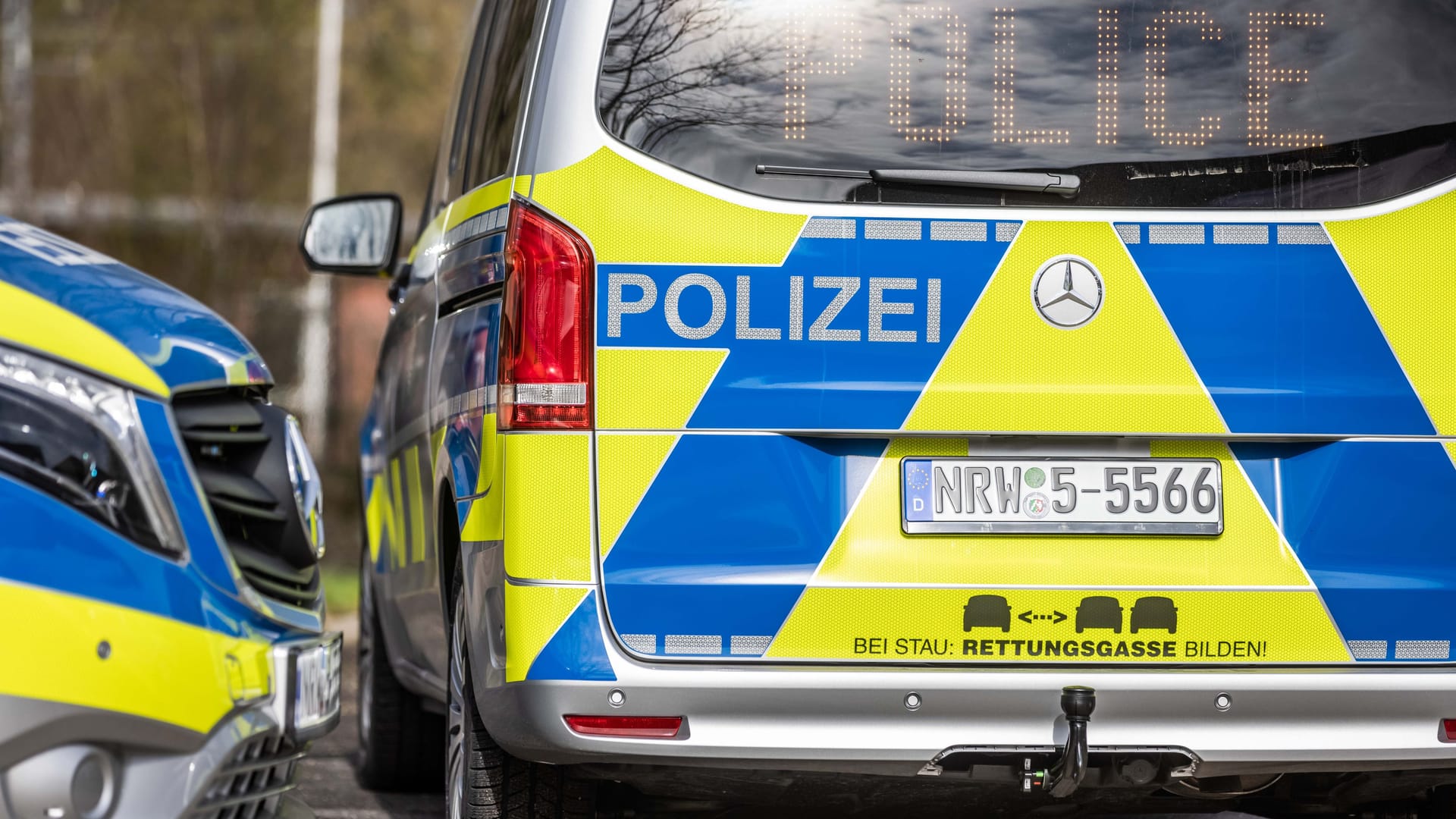 Polizeiwagen: Die Polizei ist vor Ort. Polizeiwagen: Die Polizei ist vor Ort.