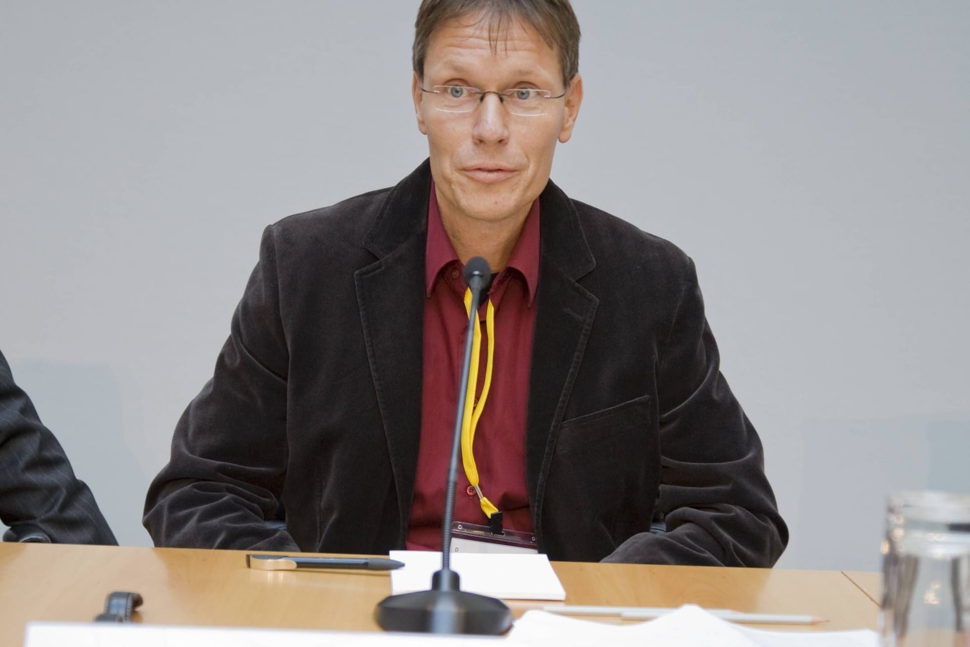 Michael Meyen auf einer Podiumsdiskussion in Berlin (Archivbild): Der Universitätsprofessor wird Herausgeber einer umstrittenen Wochenzeitung.