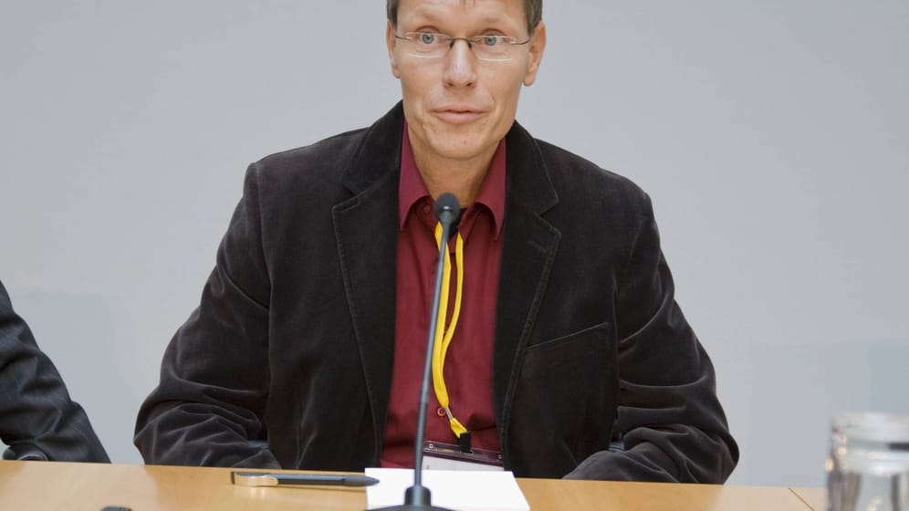 Michael Meyen auf einer Podiumsdiskussion in Berlin (Archivbild): Der Universitätsprofessor wird Herausgeber einer umstrittenen Wochenzeitung.