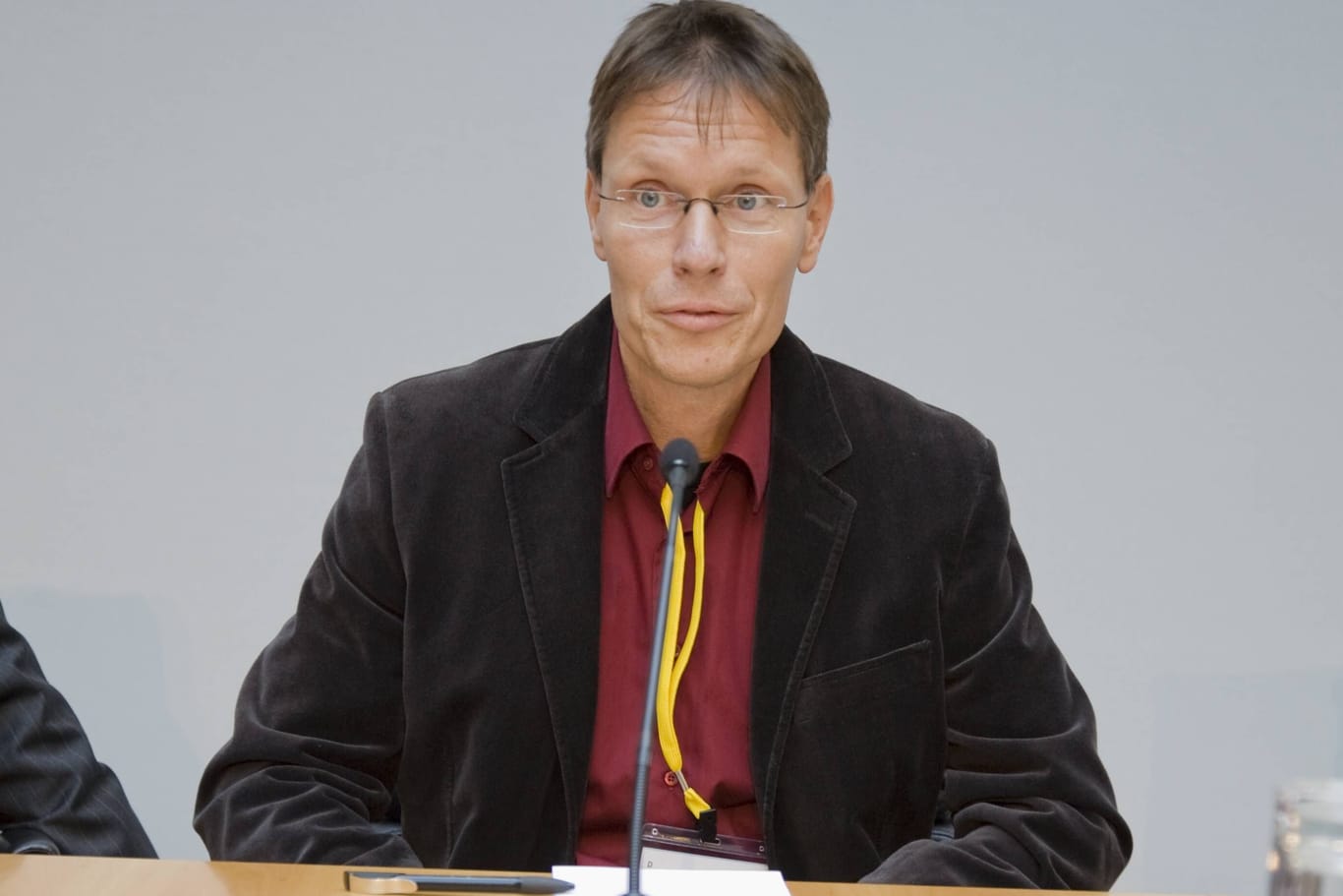Michael Meyen auf einer Podiumsdiskussion in Berlin (Archivbild): Der Universitätsprofessor wird Herausgeber einer umstrittenen Wochenzeitung.