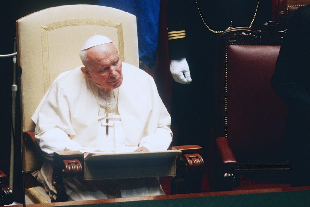 Papst Johannes Paul II. (Archivbild): Der verstorbene Papst soll vor seiner Papstwahl Missbrauchsfälle in der katholischen Kirche in Polen vertuscht haben.