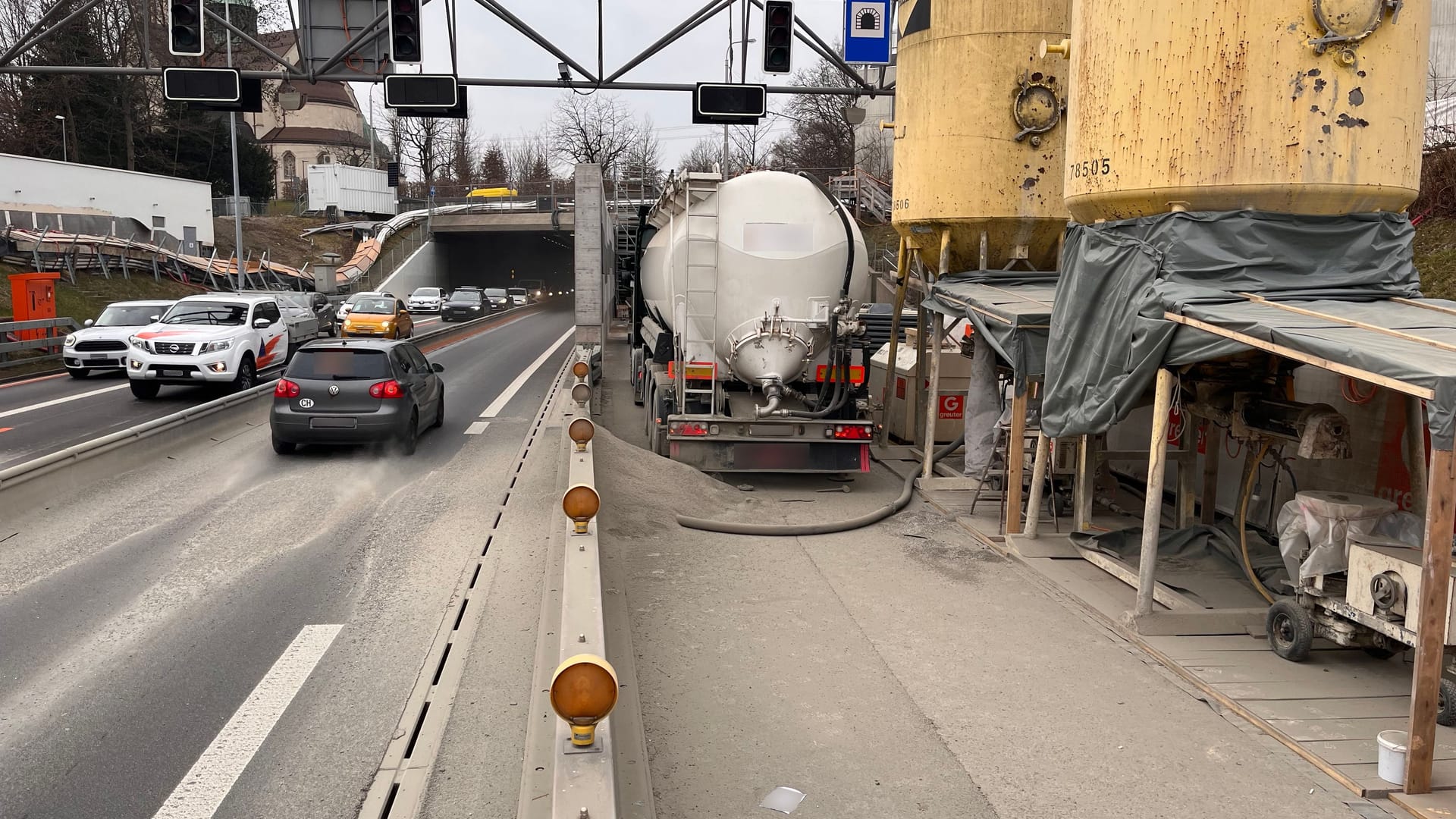 Bei Arbeiten mit Betonstaub ist ein Mann in St. Gallen von einer Staubwolke getötet worden. Bei Arbeiten mit Betonstaub ist ein Mann in St. Gallen von einer Staubwolke getötet worden.
