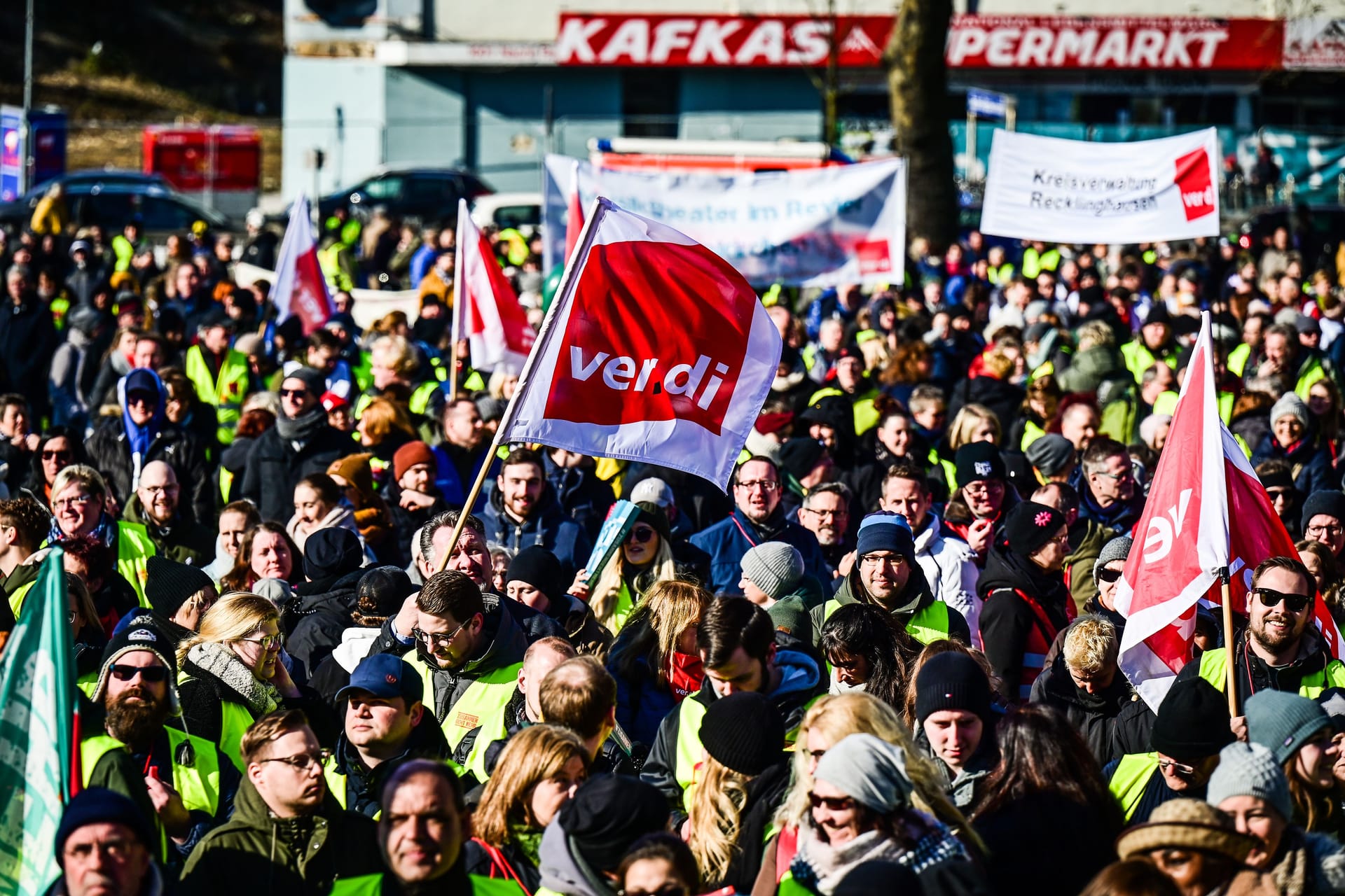 Demonstranten stehen vor dem Bergbaumuseum in Bochum: Zahlreiche Menschen streiken derzeit bundesweit.