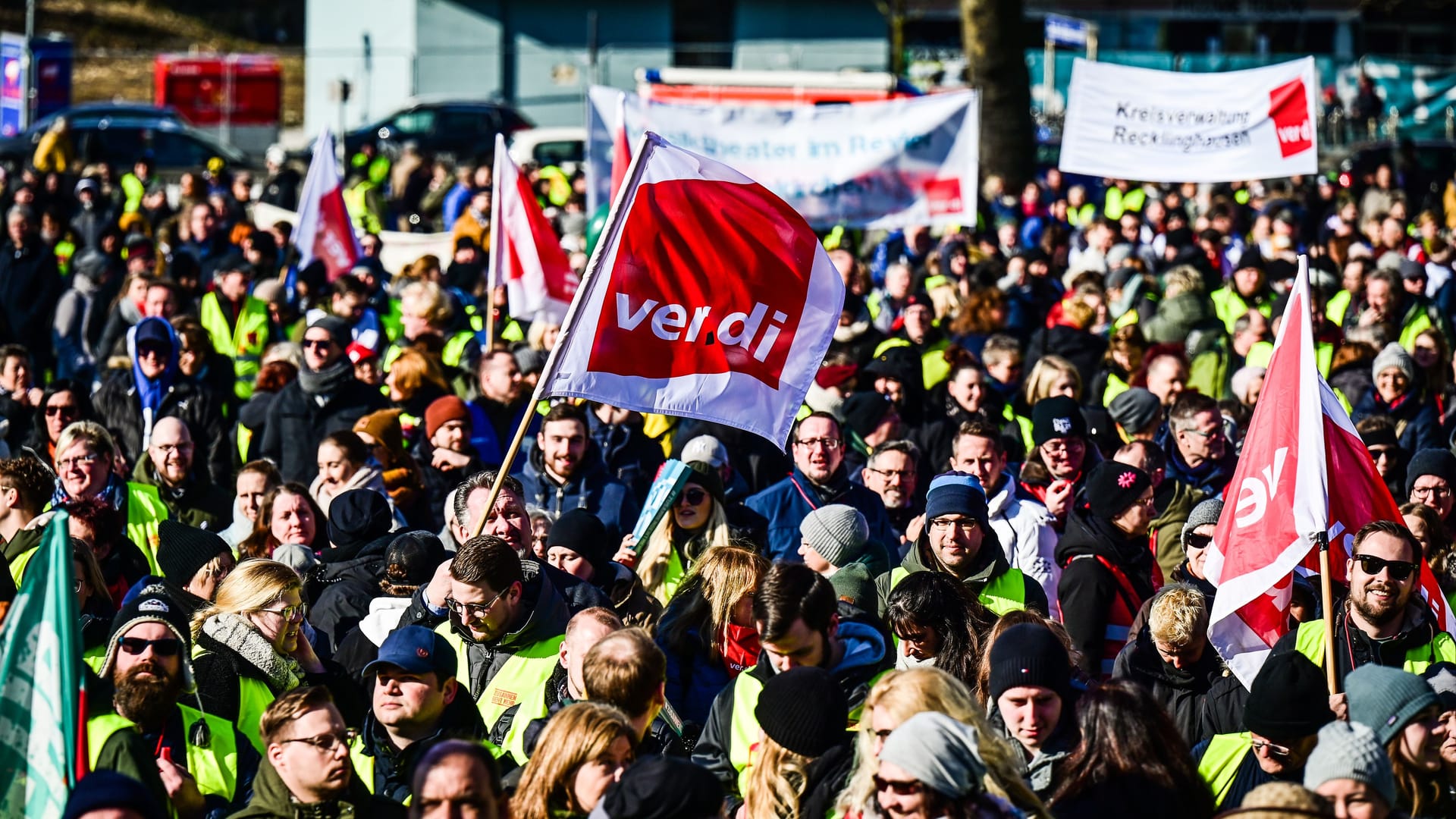 Demonstranten stehen vor dem Bergbaumuseum in Bochum: Zahlreiche Menschen streiken derzeit bundesweit.