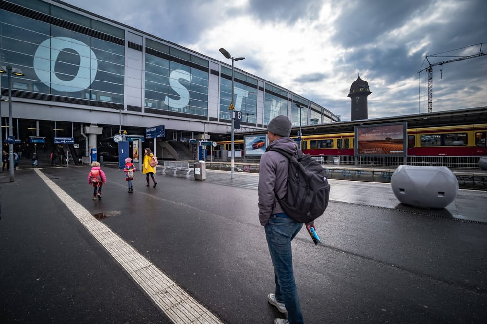 Der Bahnhof Ostkreuz in Berlin (Archivbild): Hier wird am kommenden Wochenende eine Waffenverbotszone eingeführt.