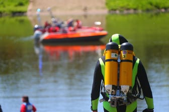 Ein Feuerwehrtaucher (Symbolbild): Rettungskräfte suchen im Wasser nach dem Mann.