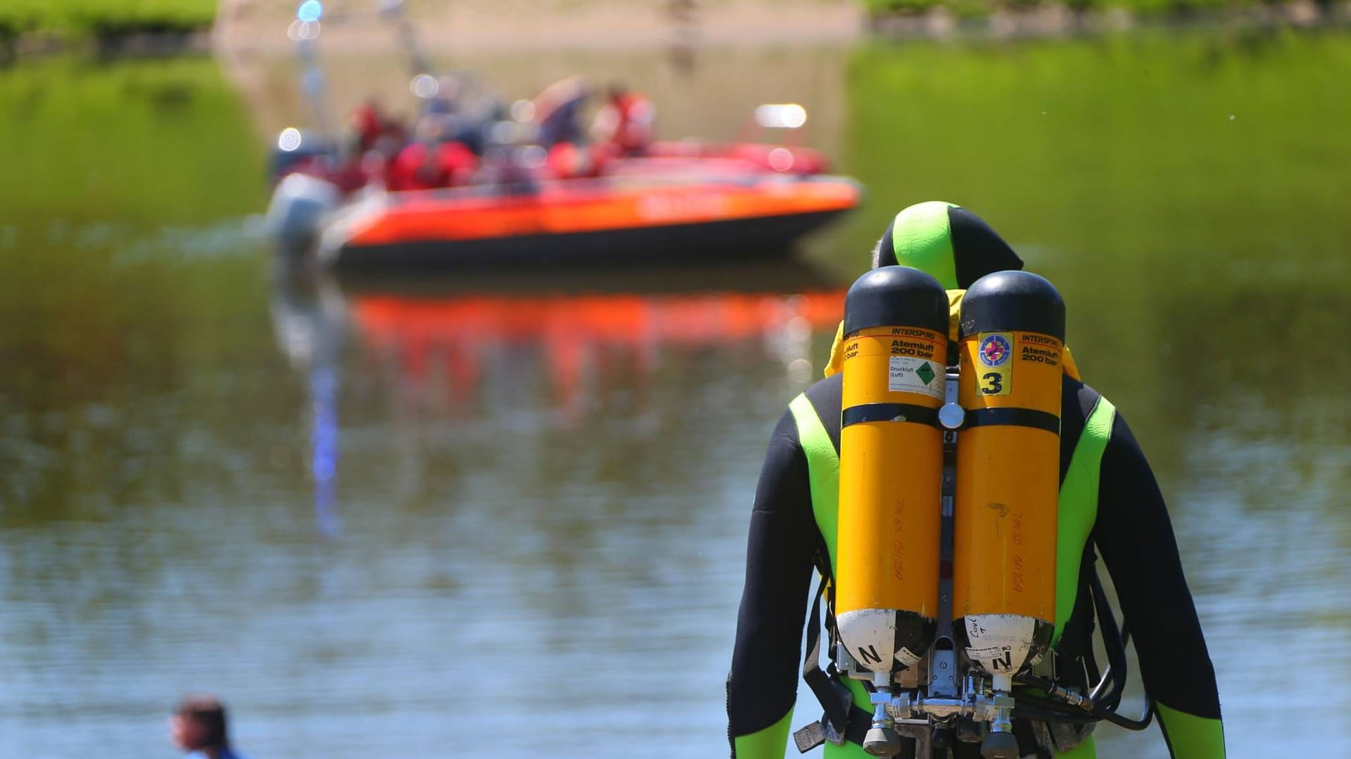 Ein Feuerwehrtaucher (Symbolbild): Rettungskräfte suchen im Wasser nach dem Mann.