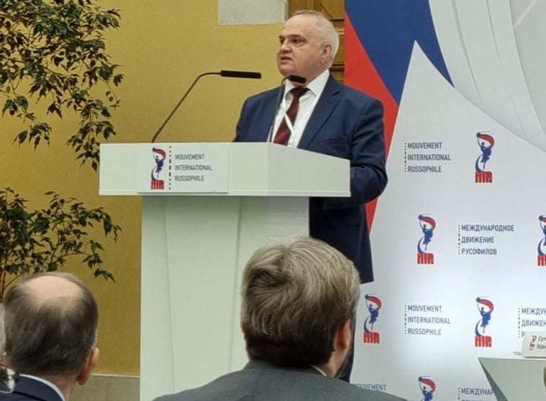 Waldemar Herdt: Der frühere Bundestagsabgeordnete spricht, Russlands Außenminister Sergej Lawrow und der orthodoxe Oligarch Konstantin Malofejew hören zu.