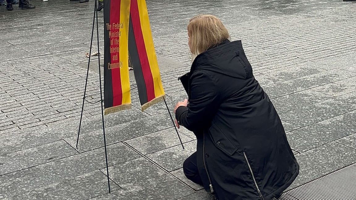 Nancy Faeser in New York: Die Bundesinnenministerin ging aus Respekt vor den Opfern des 11. September auf die Knie.