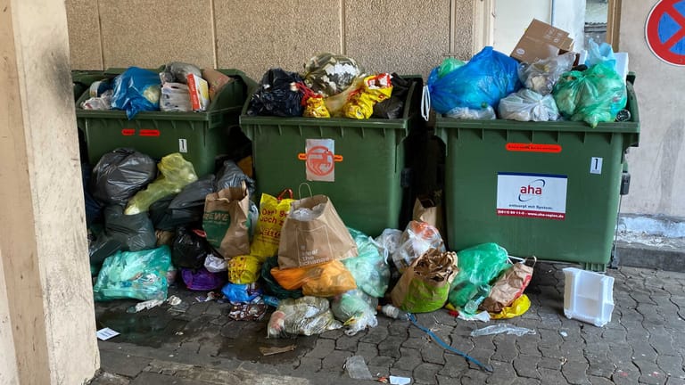Überfüllte Mülltonnen: Durch den Streik ist viel Müll liegengeblieben.