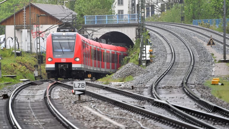 Einfahrende S-Bahn in den Ostbahnhof (Archivbild): Am Ende erwartete den Mann in München die Polizei.