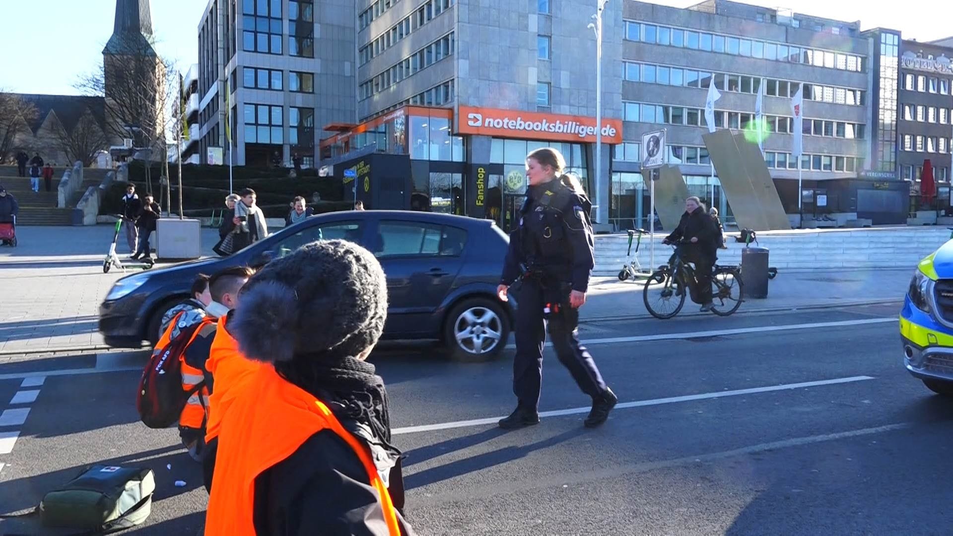 Die Polizei forderte die Aktivsten auf, die Straße zu räumen – dem kamen sie nicht nach.