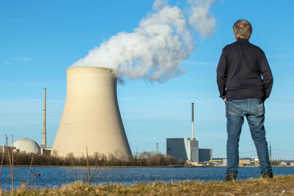 Das Kernkraftwerk Isar 2: Die verbleibenden drei Atommeiler in Deutschland sollen zum 15. April abgeschaltet werden.