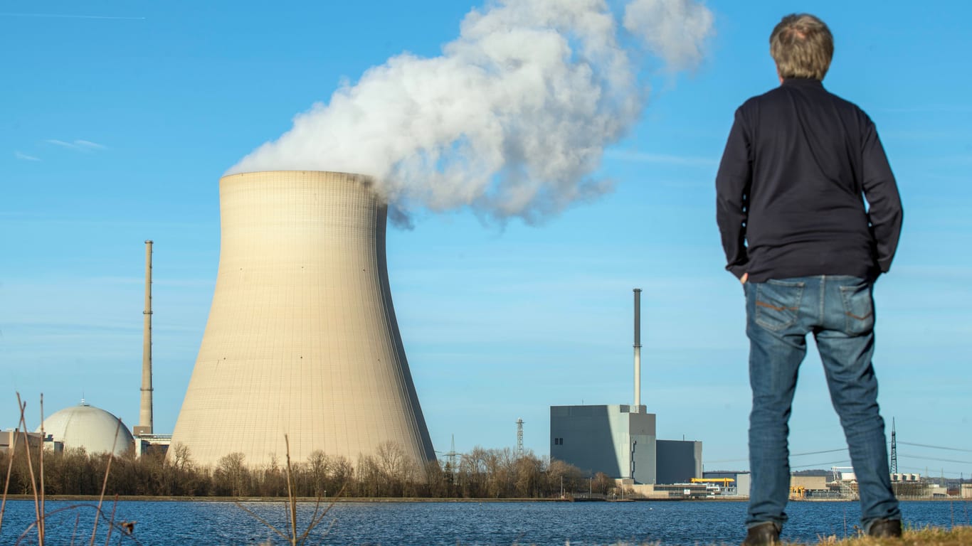Das Kernkraftwerk Isar 2: Die verbleibenden drei Atommeiler in Deutschland sollen zum 15. April abgeschaltet werden.