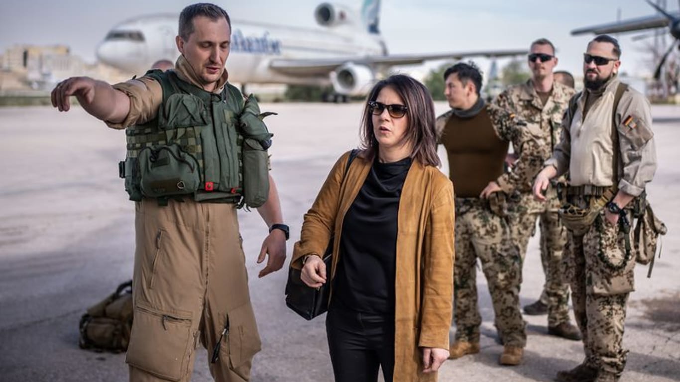 Jordanien: Außenministerin Annalena Baerbock wird in Amman vor Abflug zu einer mehrtägigen Irakreise am Flughafen von Bundeswehrsoldaten zum Einstieg ins Transportflugzeug eingewiesen.