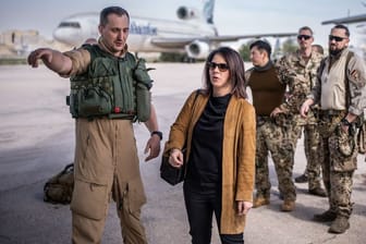 Jordanien: Außenministerin Annalena Baerbock wird in Amman vor Abflug zu einer mehrtägigen Irakreise am Flughafen von Bundeswehrsoldaten zum Einstieg ins Transportflugzeug eingewiesen.