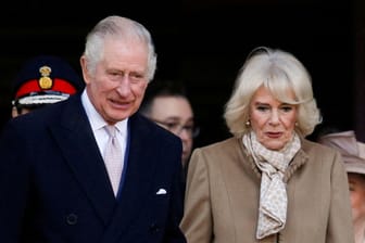 König Charles III. und Königin-Gemahling Camilla bei einem Besuch der Bolton Town Hall: Das Paar kommt mit dem Zug nach Hamburg.