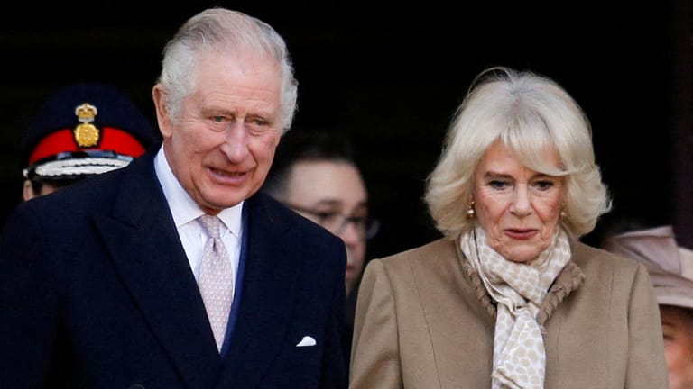 König Charles III. und Königin-Gemahling Camilla bei einem Besuch der Bolton Town Hall: Das Paar kommt mit dem Zug nach Hamburg.