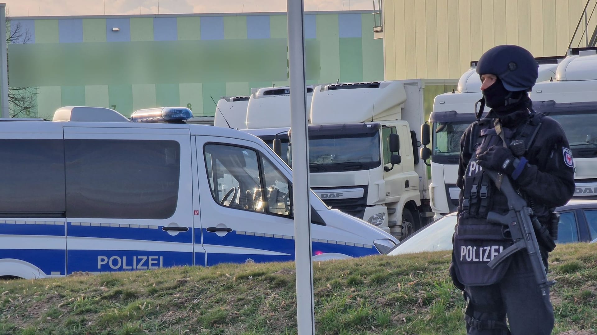 Ein Polizist auf dem Gelände des Obsthändlers: Die Beamten fanden mehr als 100 Kilogramm Drogen.