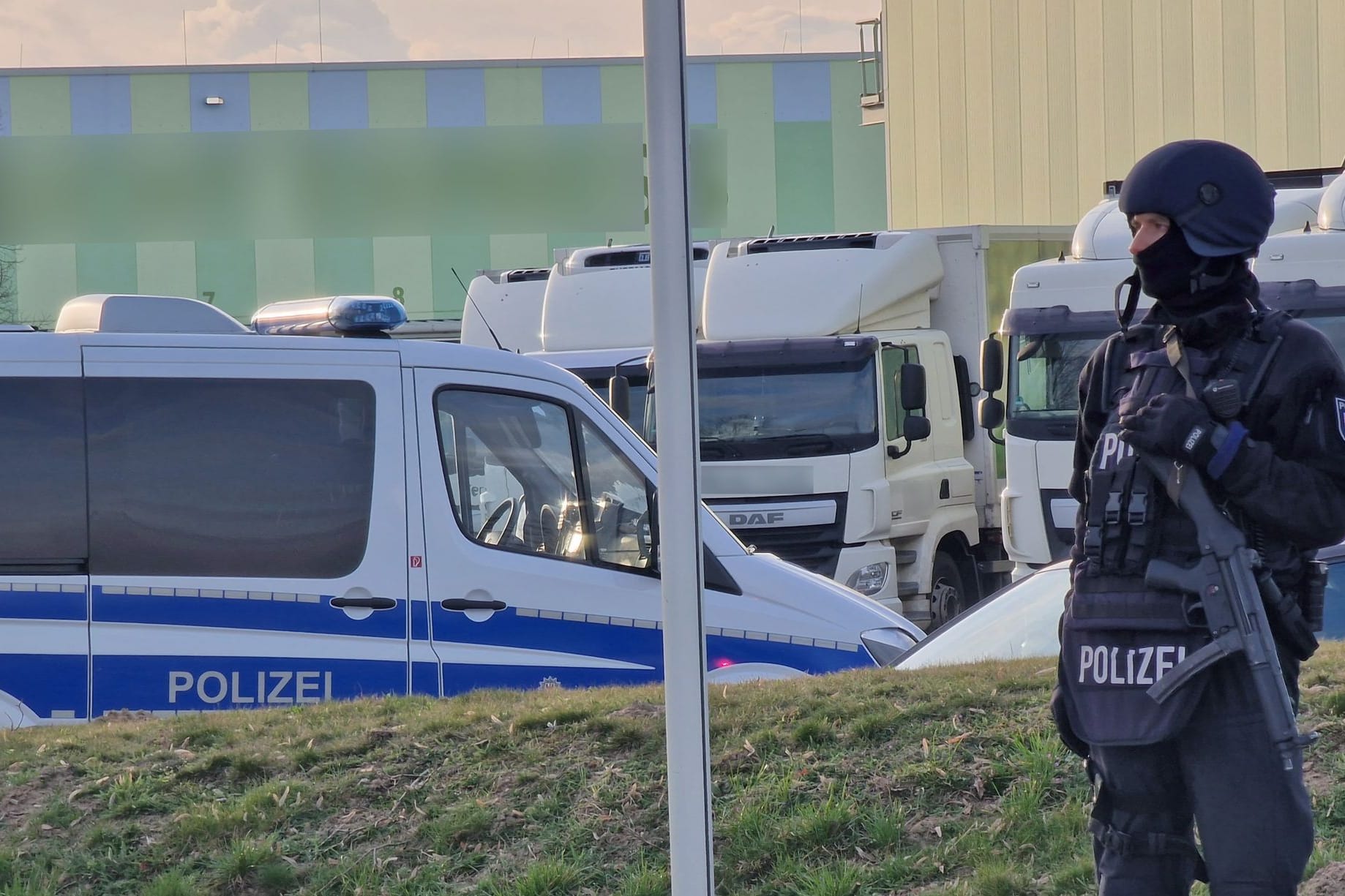 Ein Polizist auf dem Gelände des Obsthändlers: Die Beamten fanden mehr als 100 Kilogramm Drogen.